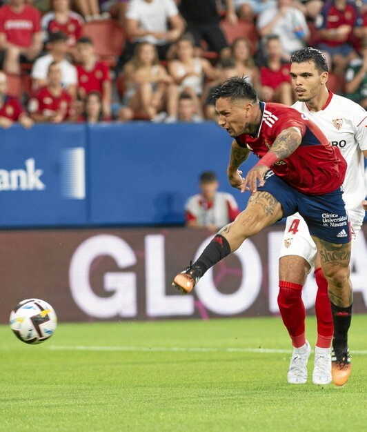 Chimy Ávila remata a portería.