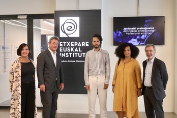 Instituzioek harrera egin zieten ostegunean komisarioei Donostiako Tabakaleran. 