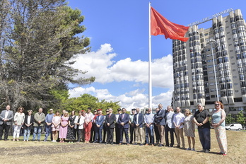 Ediles de UPN y PSN, cargos del Gobierno y de la Policía española y la Guardia Civil, tras el izado de la bandera.