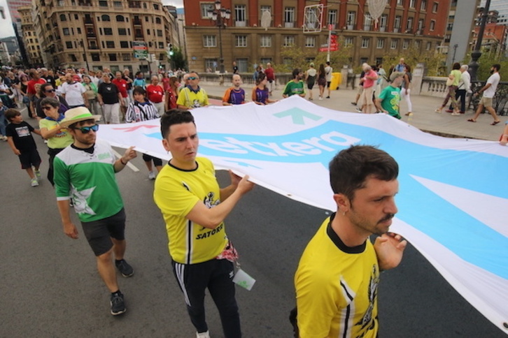 Konpartsetako kideak, Sareren ikurra eramaten.