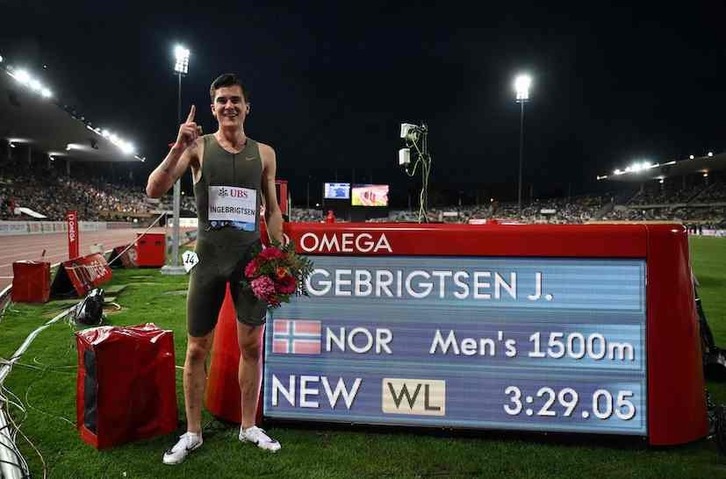 Jakob Ingebrigtsen posa junto a su gran registro después de ganar los 1.500 metros en Lausana.