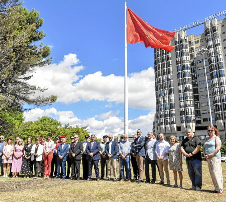 Ediles de UPN y PSN, cargos del Gobierno y de la Policía española y la Guardia Civil, tras el izado de la bandera.