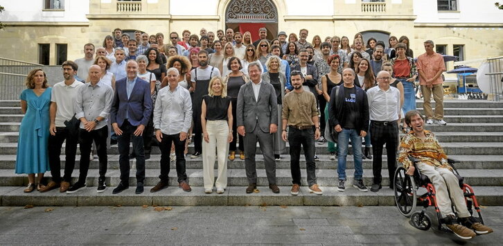 Foto de familia, ayer, frente a Tabakalera tras la presentación de la cartelera vasca para este Zinemaldia.