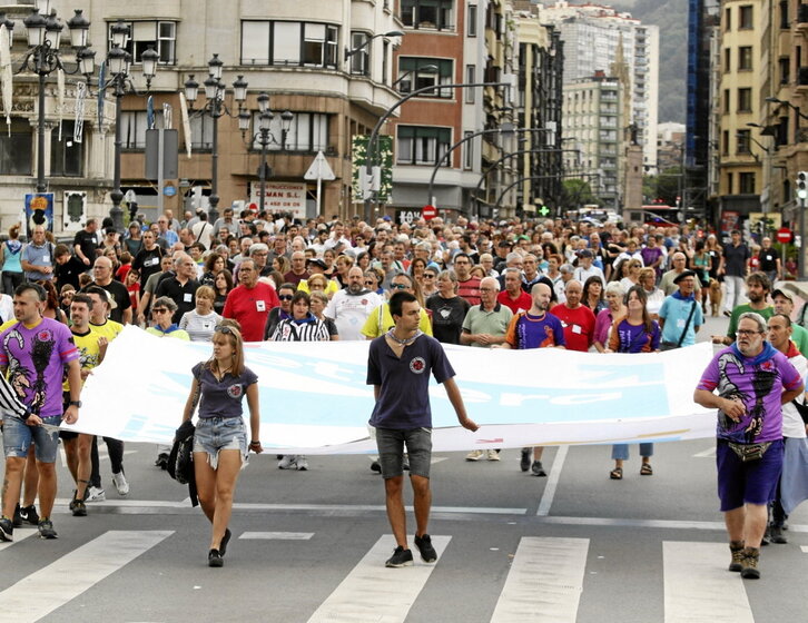 Milaka lagun batu ziren atzo Sarek eta Bilboko konpartsek deitutako martxara.