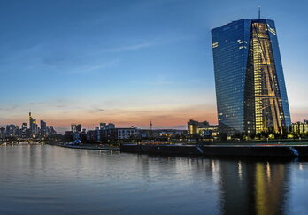 En la página anterior, vista del edificio central del Banco Central Europeo, en Frankfurt. Junto a estas líneas, imágen de la grave sequía que afecta a China, concretamente en el río Yangtze.