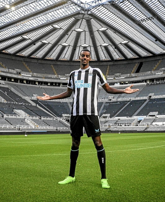 Isak, con su nueva camiseta en su nuevo campo.