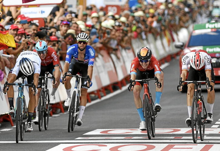 Jesús Herrada superó a Samuele Battistella y Fred Wright en un apretado sprint.