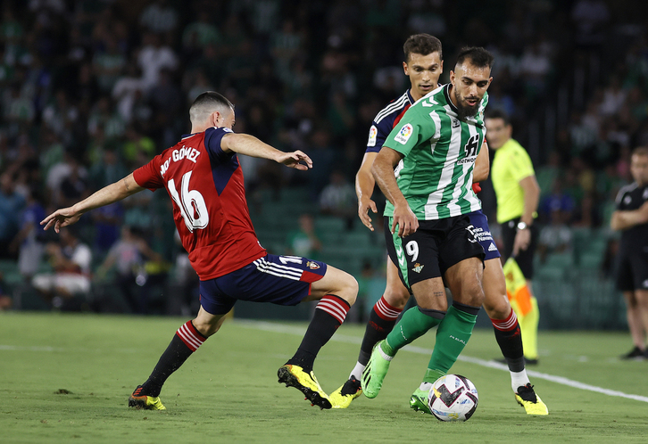 Borja Iglesias, autor del gol del equipo local, trata de regatear a Moi Gómez, que ha estrellado un balón en el palo.