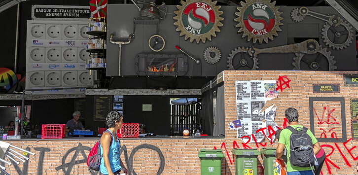 Lehenengo orrian, Hontzak konpartsa, aurtengo Kanpaia sariaren irabazlea. Orri honetan, Bilboko Areatzan aurki daitezkeen txosna desberdinen bilduma txiki bat: Kranba, Hau Pittu Hau!, Kaskagorri  eta Askapeña.