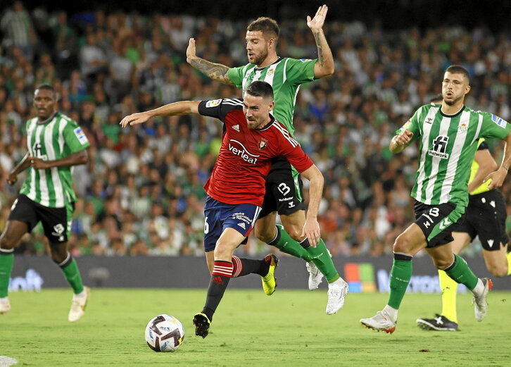 Moi Gómez, titular por tercer partido consecutivo, trata de defender la posesión.