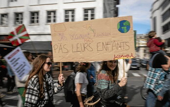 Lors de la dernière manifestation pour le climat organisée par Bizi! à Bayonne le 12 mars, la jeune génération était aux avant-postes.