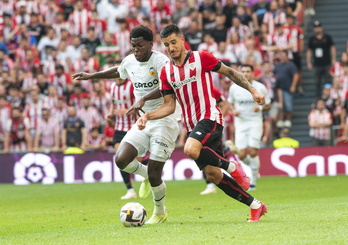 Yuri trata de proteger el balón ante un rival del Mallorca, en la primera jornada liguera. 