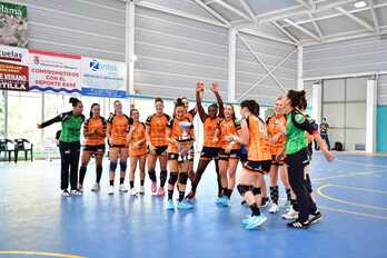 Bera Berako jokalariak Summer BAG txapelketako garaikurrarekin garaipena ospatzen.