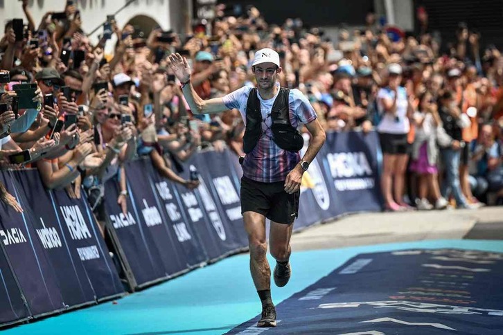 Killian Jornet entra en meta como vencedor de la Ultratrail Mont Blanc.