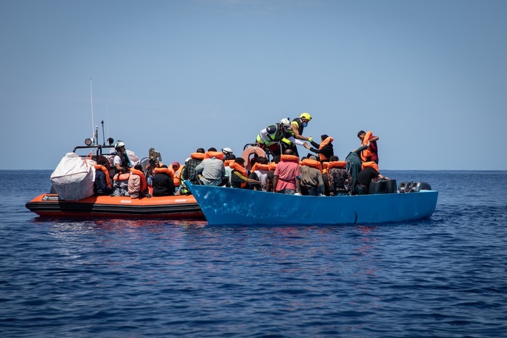 Rescate de una lancha abarrotada por el Ocean Viking.