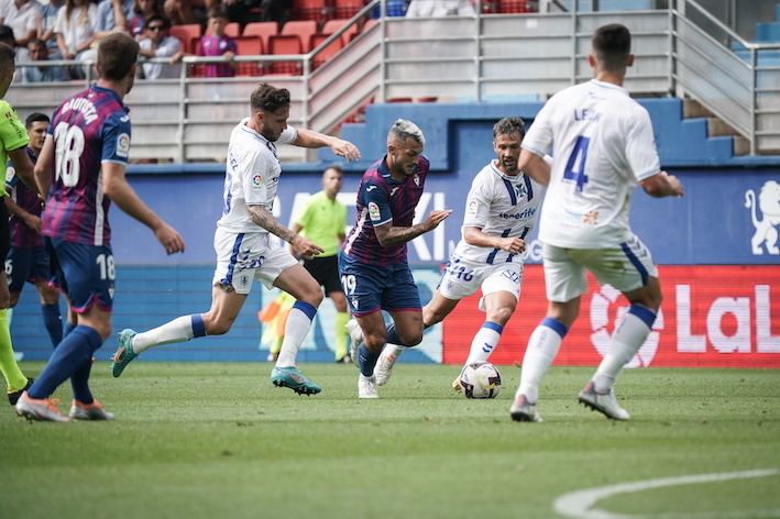 Stoichkov conduce el balón rodeado de rivales durante el encuentro de la primera jornada entre Eibar y Tenerife. Endika Portillo/Foku