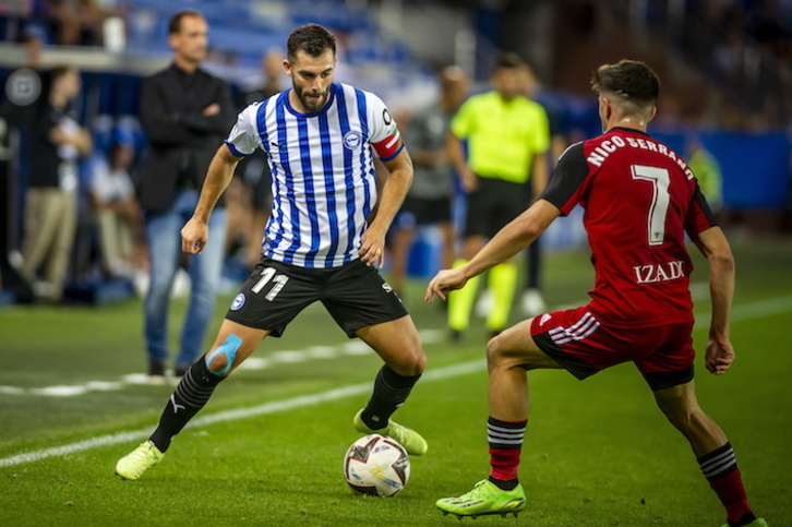 Luis Rioja encara a Nico Serrano durante el encuentro de la semana pasada en Mendizorrotza.