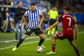 Luis Rioja encara a Nico Serrano durante el encuentro de la semana pasada en Mendizorrotza.