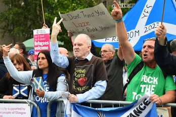 Eskoziako herritarrak Liz Truss eta Rishi Sunak hautagai kontserbadoreek egindako bisita batean protestan.