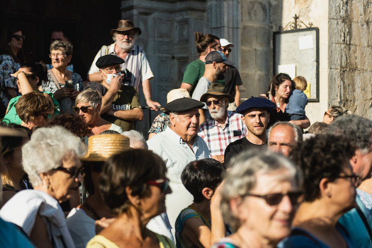 300 herritar inguru bildu dira San Bixintxo elizaren atarian eginiko ekimenean. Erdian, txapela buruan, Mikel Epalza, arantzaleen apaiza.