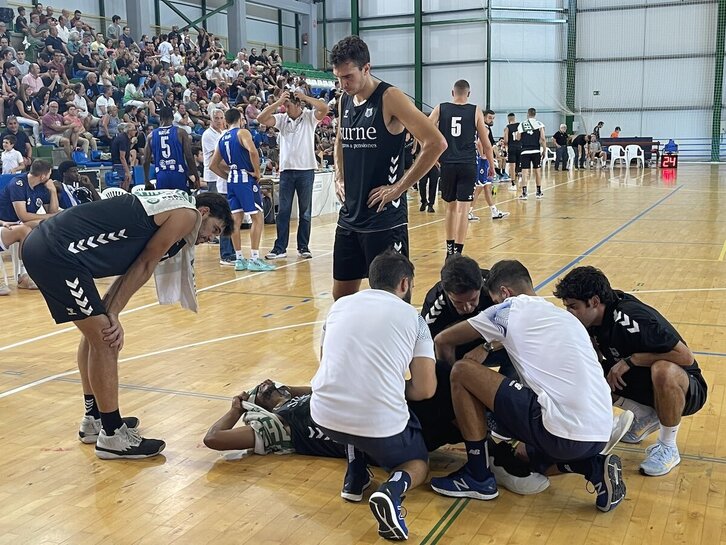 Los servicios médicos del Bilbao Basket atienden a Goudelock ante la preocupación de sus compañeros.