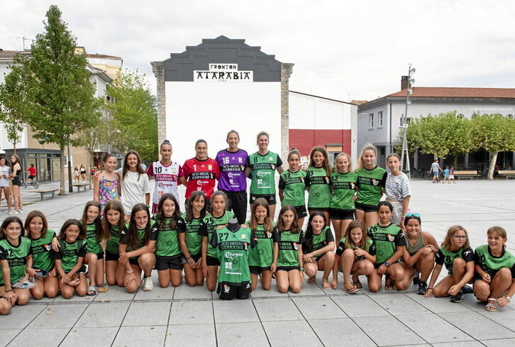 En la página de la izquierda, las jugadoras del Beti Onak, entre ellas la capitaina y portera Olaia Luzuriaga; sobre estas líneas, el técnico Miguel Etxeberria y el presidente Luis Javier Echeverría; y a la derecha, el alcalde de Atabarria Mikel Oteiza.