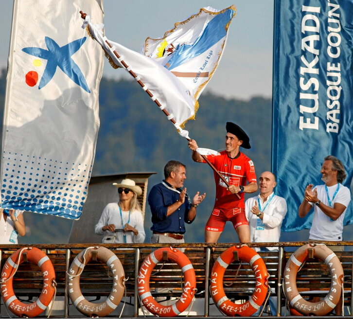 Gorka Aranberri, Urdaibaiko patroia, Aresko Bandera astintzen.