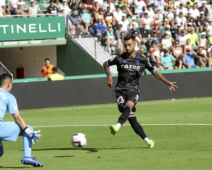 Brais Méndez decidió el partido con este remate tras un gran pase de Zubimendi.