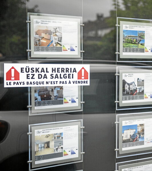 Etxebizitzaren auziari aurre egiteko hamaika ekimen egin dira azken hilabeteotan, azaroaren 20an Baionan eginiko manifestazio jendetsutik hasita. Euskal Elkargoak ere Kontseilu Orokorra birritan bildu du gaiaren gaineko neurriak hartzeko.