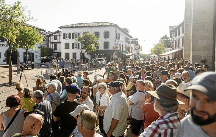 Herritar anitz bertaratu ziren etorkinen aurkako jazarpena salatzeko San Bixintxo elizaren atarian atzo eginiko bilkurara.
