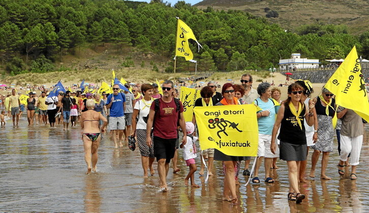 La «marea amarilla» tomó la orilla de la playa y se surcó el mar en kayaks.