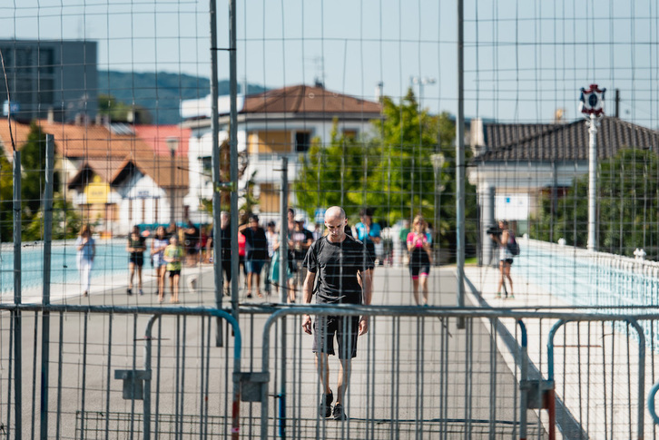 Imanol Espinazo hendaiarrak 12.00tan abian eman du bere performancea,  herritarren babespean..