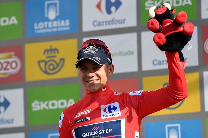 Remco Evenepoel ha reforzado su maillot rojo de líder en Les Praeres.