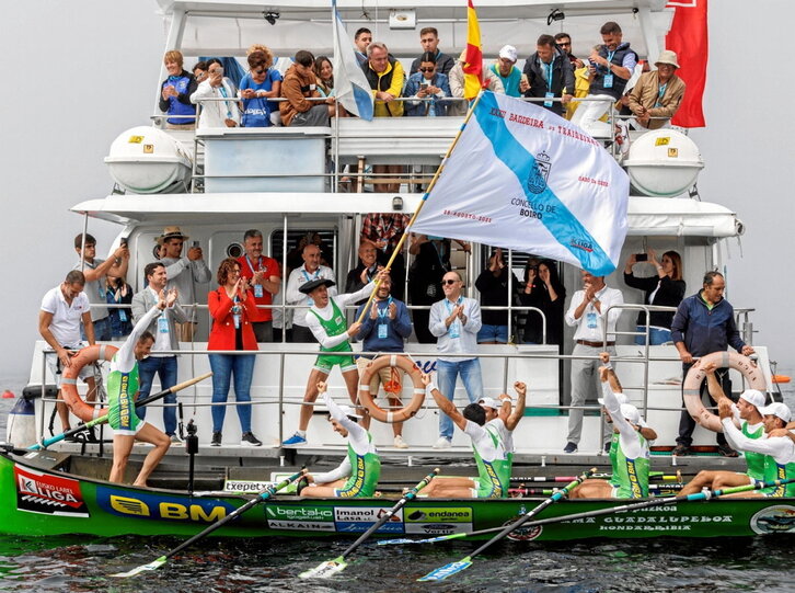 Hondarribiko patroi Ioseba Amunarriz, Boiroko Bandera astintzen.