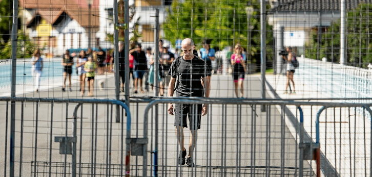 Imanol Espinazo hendaiarrak atzo eguerdian jarri zuen abian «Bidegurutzea» performancea, herritarren babespean.