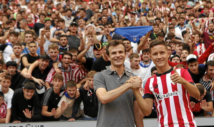 Jon Uriarte y Ander Herrera posan delante de una parte de los más de 2000 aficionados que se dieron cita en San Mamés.