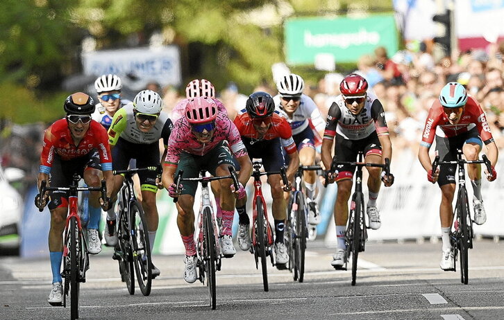 Pello Bilbao se impuso en el sprint de los más fuertes del Tour de Alemania a Guerreiro.