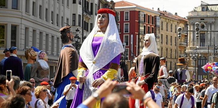 El alarde de txistularis y la concentración de Gigantes y Cabezudos precedieron a la quema de Marijaia.