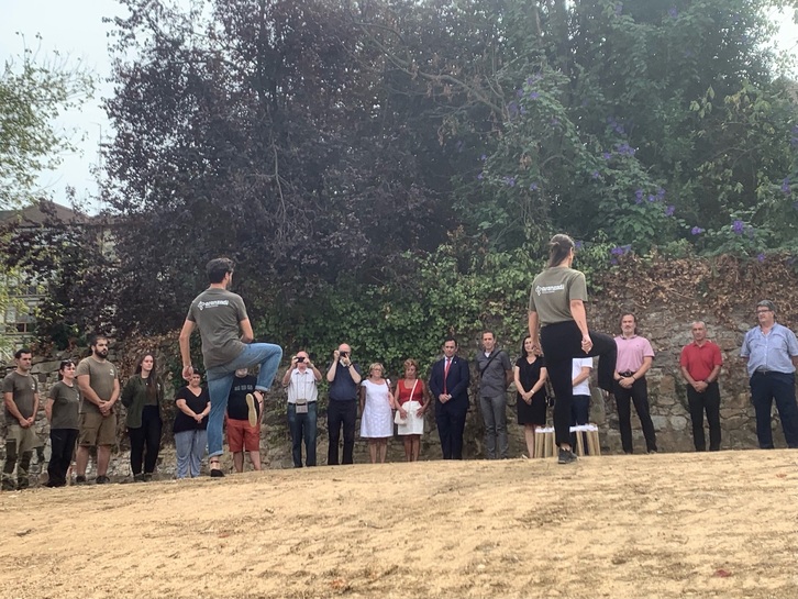 Aranzadiko bi kidek aurreskua dantzatu dute.