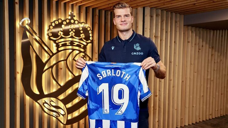 Sorloth posa con la camiseta que lucirá durante esta temporada.