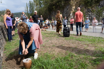 Argaitza harrobiko lurra bildu dute, Iruñean eraikiko den memoria zentrora eramateko.