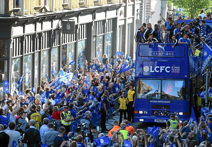En la foto de la primer página, el Leicester celebra con sus aficionados la liga cosechada en la temporada 2015-2016. Sobre estas líneas, saludo entre Jurgen Klopp y Pep Guardiola.