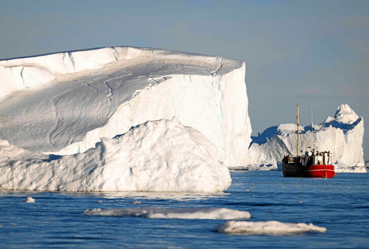 Groenlandiako izozmendiak etengabe ari dira urtzen.