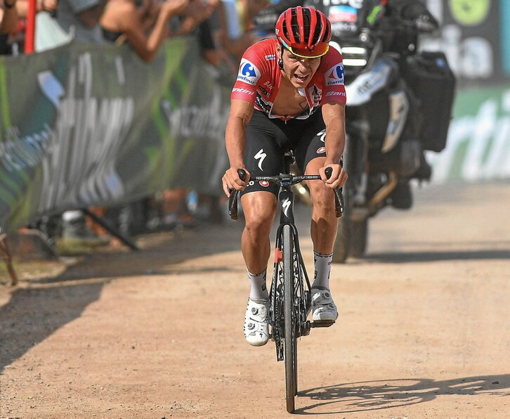 Evenepoel entra en meta con el maillot amarillo en la novena etapa de La Vuelta.