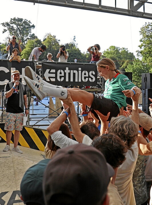 Afrika Criado, urrezko domina ospatzen.