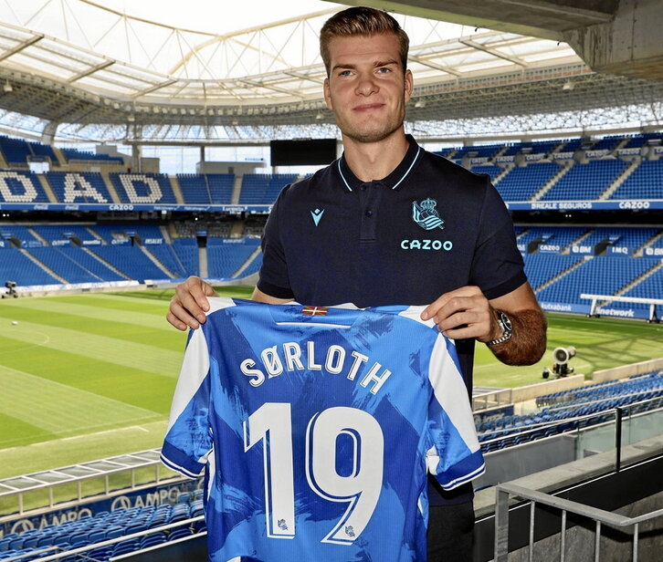 Alex Sorloth Anoetako harmailetan, aurten jantziko duen elastikoarekin.