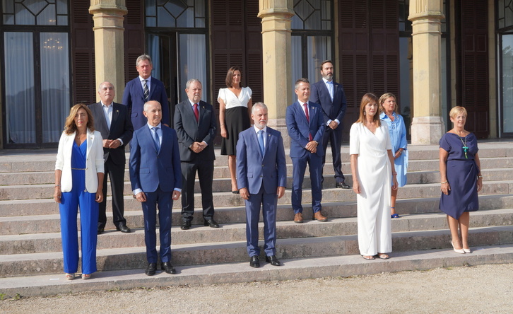 Foto de familia de representantes del Gobierno de Lakua, con Urkullu en el centro.