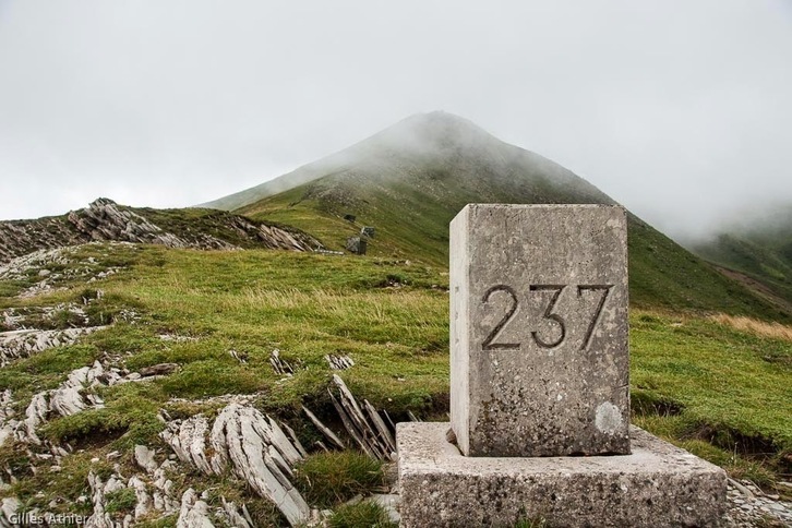 El mojón 237 que marca el límite entre Zuberoa y Nafarroa.