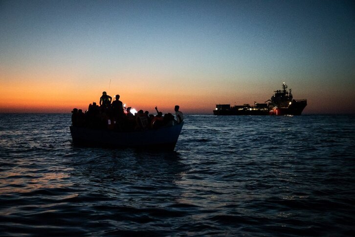 Ocean Viking barkua, Erdialdeko Mediterraneoan atzemandako ontzi batean bidaiatzen ari ziren pertsonak artatzen.