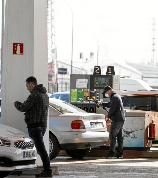 Conductores repostan en una gasolinera de Gasteiz.